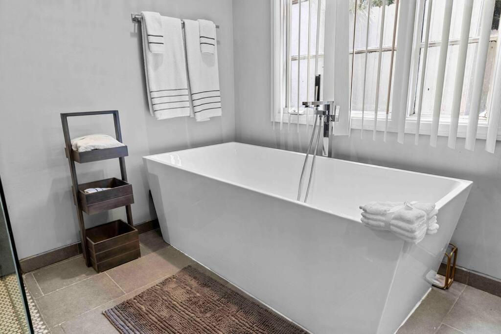 Stunning Mediterranean Mansion In Laurel Canyon ロサンゼルス エクステリア 写真