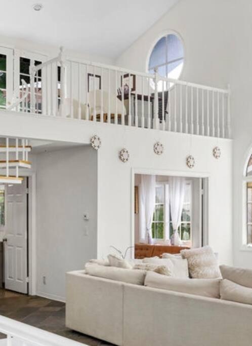 Stunning Mediterranean Mansion In Laurel Canyon ロサンゼルス エクステリア 写真