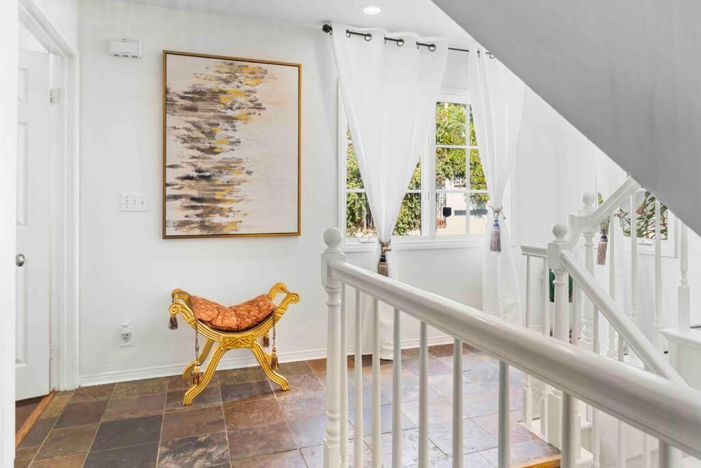 Stunning Mediterranean Mansion In Laurel Canyon ロサンゼルス エクステリア 写真