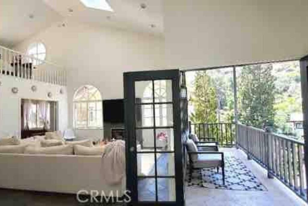 Stunning Mediterranean Mansion In Laurel Canyon ロサンゼルス エクステリア 写真