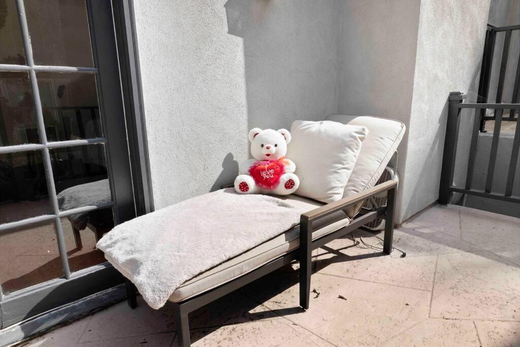 Stunning Mediterranean Mansion In Laurel Canyon ロサンゼルス エクステリア 写真