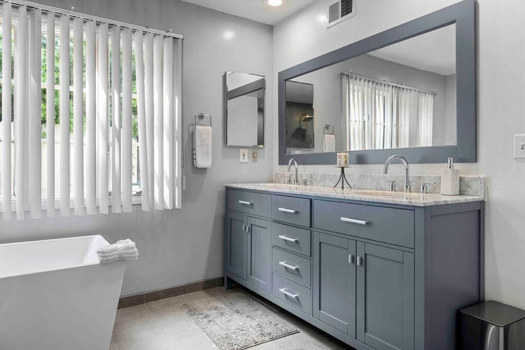 Stunning Mediterranean Mansion In Laurel Canyon ロサンゼルス エクステリア 写真