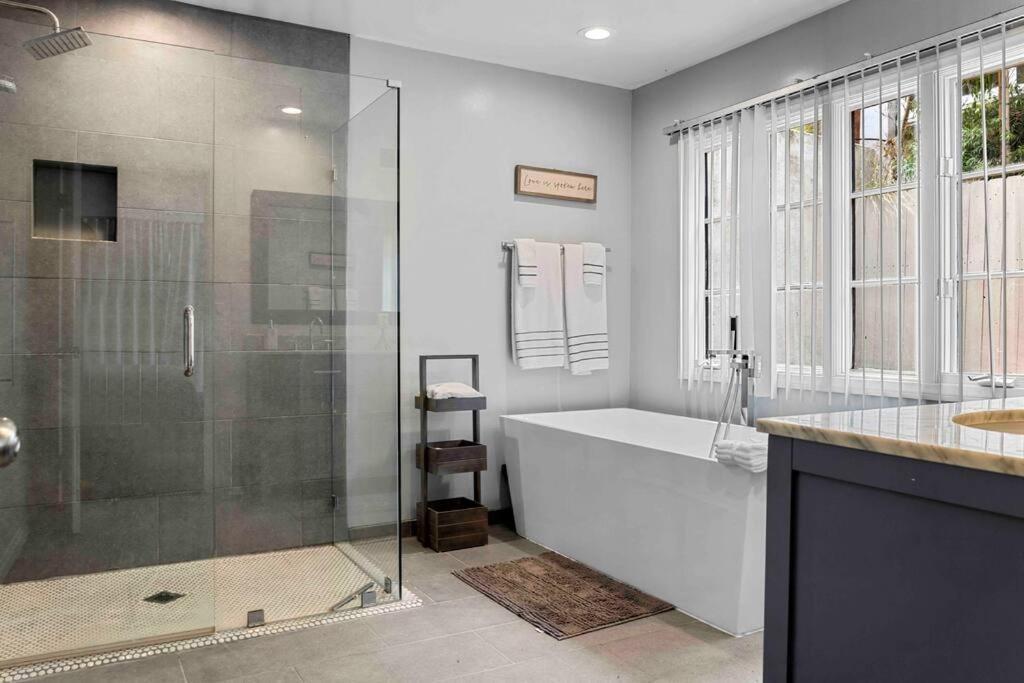 Stunning Mediterranean Mansion In Laurel Canyon ロサンゼルス エクステリア 写真