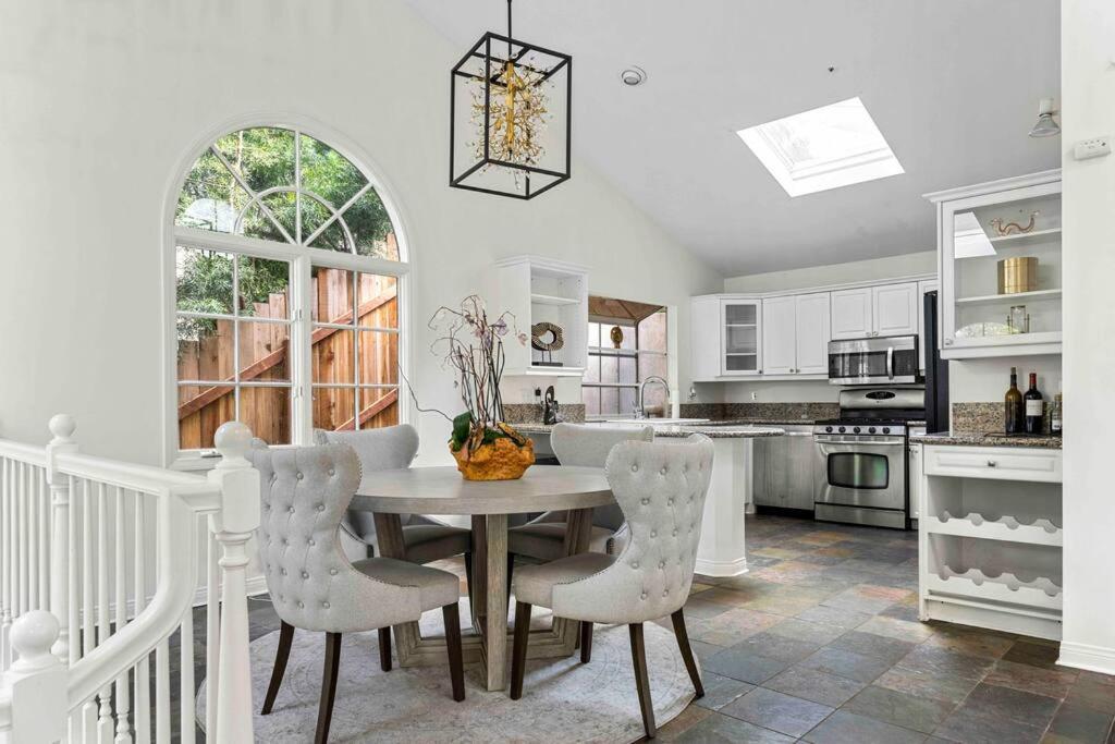 Stunning Mediterranean Mansion In Laurel Canyon ロサンゼルス エクステリア 写真