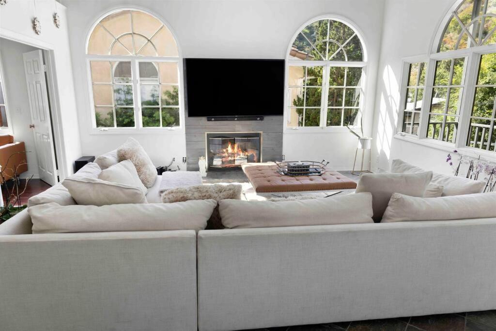Stunning Mediterranean Mansion In Laurel Canyon ロサンゼルス エクステリア 写真