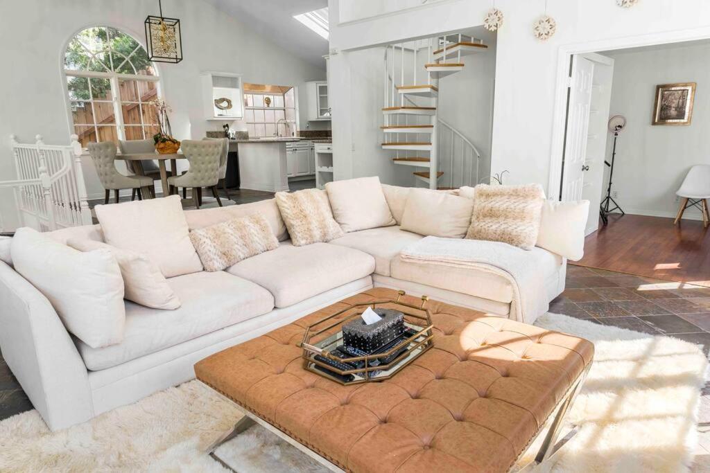 Stunning Mediterranean Mansion In Laurel Canyon ロサンゼルス エクステリア 写真